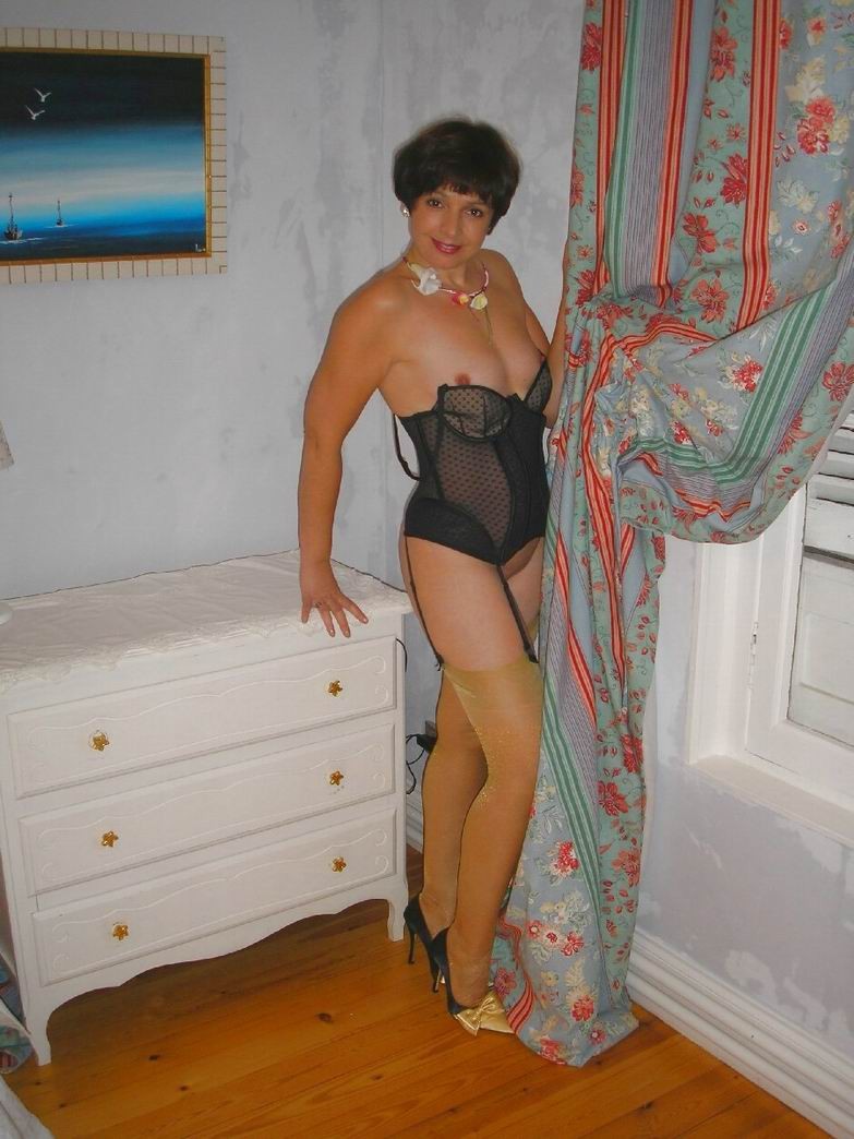 Xpics Me Hausfrau Amateur Housewife Nathalie Posing In Stockings