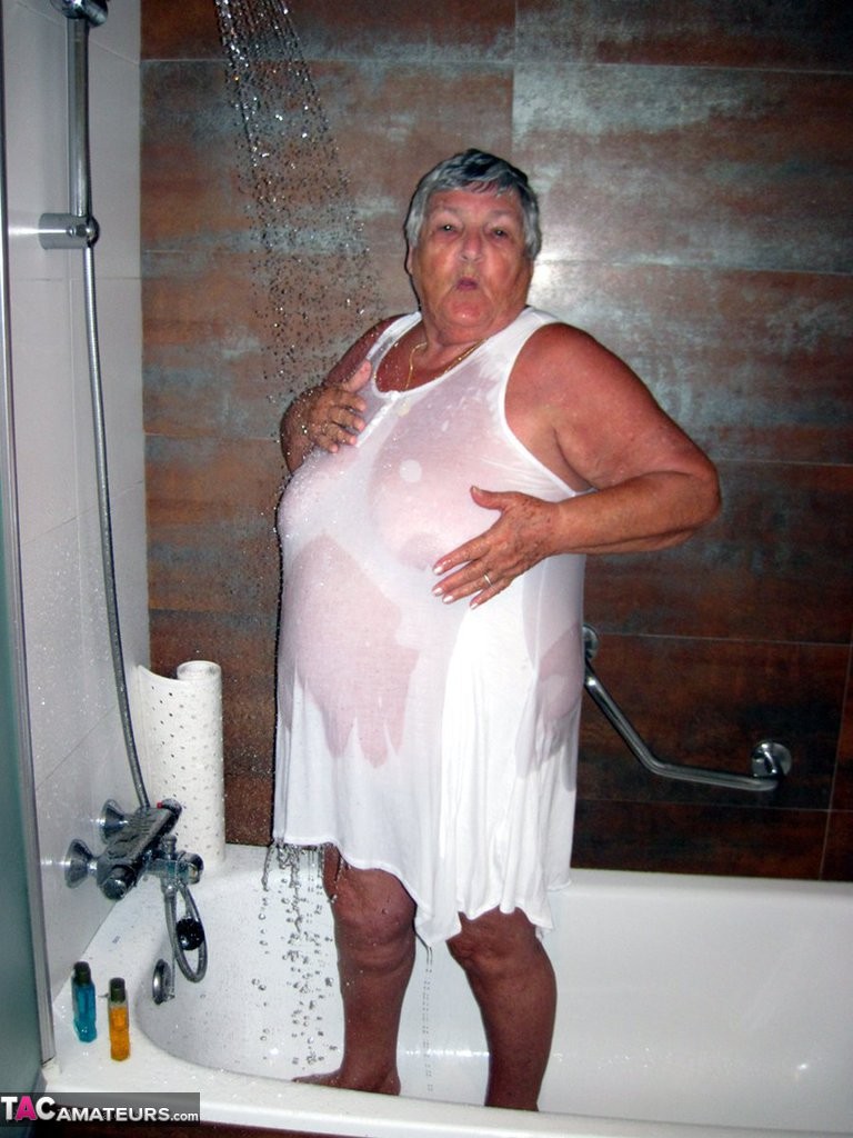 amateur big tits shower