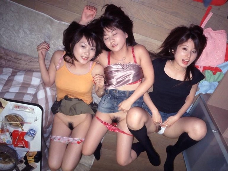 xpics- الجامعي Teen asian girlfriends fucking in amateur sex pictures image